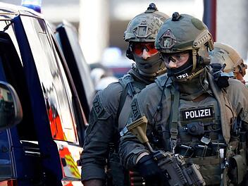 Weil er bei einem Polizeieinsatz mit seinem Revolver aus dem Fenster geballert hatte, rückte das SEK an und nahm einen Mann fest. Gestern stand er in Kulmbach vor Gericht.