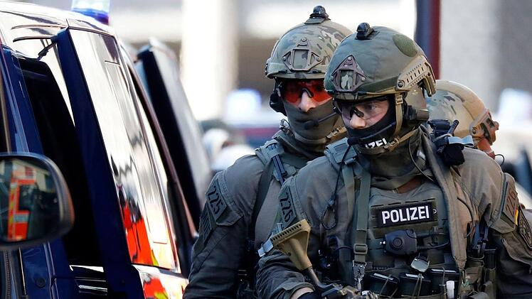 Weil er bei einem Polizeieinsatz mit seinem Revolver aus dem Fenster geballert hatte, rückte das SEK an und nahm einen Mann fest. Gestern stand er in Kulmbach vor Gericht.