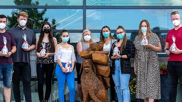 Dr. Elisabeth M&uuml;ller (Gesch&auml;ftsleitung; Bildmitte) und Fabienne B&uuml;chner (Personalabteilung; 4. von rechts) freuen sich mit den ehemaligen Azubis &uuml;ber den erfolgreichen Abschluss ihrer Ausbildung.