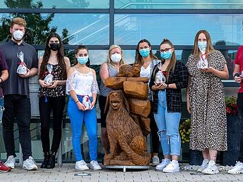 Dr. Elisabeth Müller (Geschäftsleitung; Bildmitte) und Fabienne Büchner (Personalabteilung; 4. von rechts) freuen sich mit den ehemaligen Azubis über den erfolgreichen Abschluss ihrer Ausbildung.