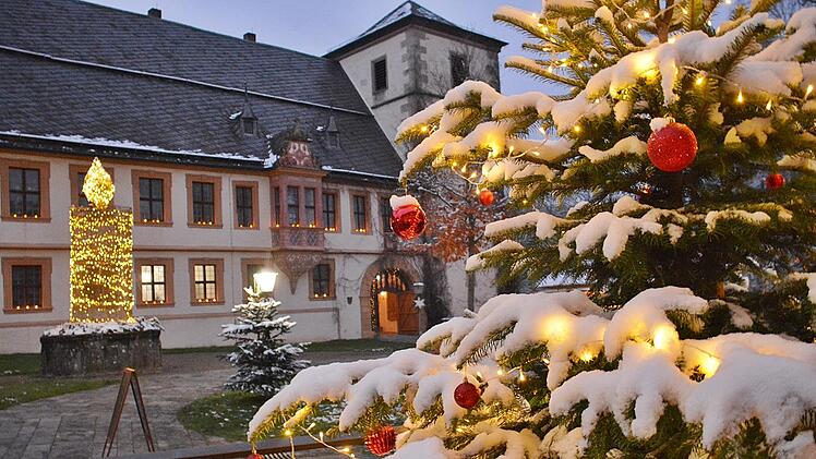 Der Schneefall in der Nacht zum Samstag sorgt beim Basar in Maria Bildhausen für ein besonderes Ambiente. Foto: Hanns Friedrich