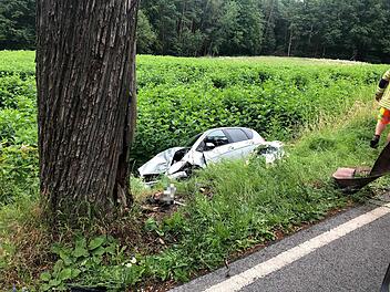 Buch am Forst/Schney: 23-Jähriger knallt mit Mercedes in einen Baum - "Nur bedingt ansprechbar"