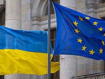 Flaggen der Ukraine und der Europ&auml;ischen Union
