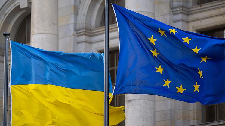 Flaggen der Ukraine und der Europ&auml;ischen Union