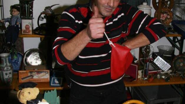 Die Geschäfte laufen top - mehr kann Verkäufer Kasim El-Sayed gar nicht sagen, denn schon die nächsten Kunden stürmen seinen Stand.