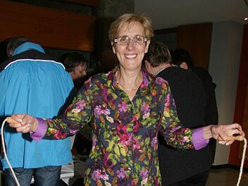 Ellen Pitroff (56) zeigt, dass Bewegung aller Art gut ist für den Körper. Sie selbst hat durch Sport den Brustkrebs überwunden. Foto: Sonja Adam