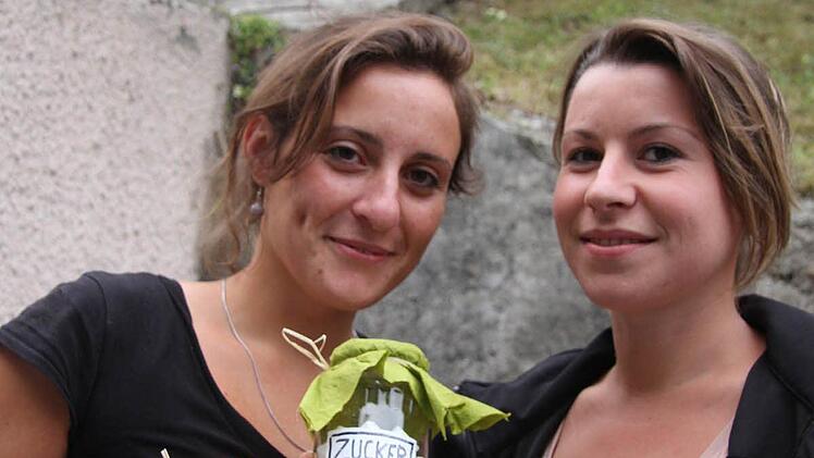 "Zucker in Arsch" wurde von Sarah Martin (links) und Kristina Köhler (rechts) angefertigt. Und als kleines Extra haben die beiden "Künstlerinnen" aus Berlin auch noch Zucker zum Mitnehmen abgefüllt.