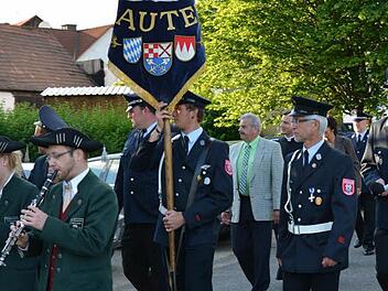 Mit der Fahne zum Festzug: Die Freiwillige Feuerwehr Lauter feierte nicht nur ihr 135-jähriges Bestehen, sondern auch den Florianstag und die Einweihung neuer Räume am Feuerwehrhaus. Fotos: Björn Hein