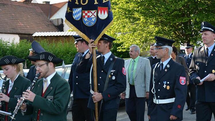 Mit der Fahne zum Festzug: Die Freiwillige Feuerwehr Lauter feierte nicht nur ihr 135-jähriges Bestehen, sondern auch den Florianstag und die Einweihung neuer Räume am Feuerwehrhaus. Fotos: Björn Hein