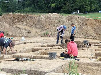 Graben, vorsichtig abtragen und immer wieder vermessen und zeichnen: Die Ausgrabungen auf einem Acker in der Nähe des Hohlen Steins bei Schwabthal verlangen von den Helfern eine akribische Arbeitsweise. Foto: Thomas Heuchling