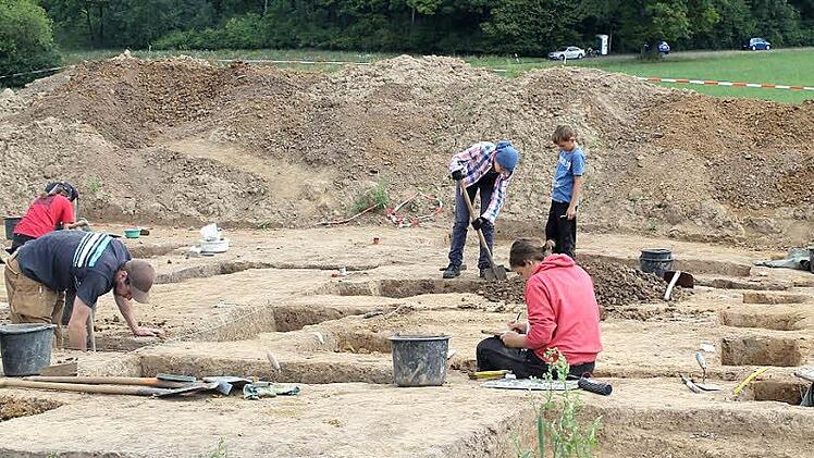 Graben, vorsichtig abtragen und immer wieder vermessen und zeichnen: Die Ausgrabungen auf einem Acker in der Nähe des Hohlen Steins bei Schwabthal verlangen von den Helfern eine akribische Arbeitsweise. Foto: Thomas Heuchling