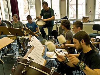 Probenarbeit: Die Schlagzeuggruppe des Landestheaters wird beim Sinfoniekonzert am Montag von Schülern der Kronacher Berufsfachschule für Musik unterstützt. Auf dem Programm: Werke von Alexander Skrjabin, Unsuk Chin und Maurice Ravel. Foto: Jochen Berger