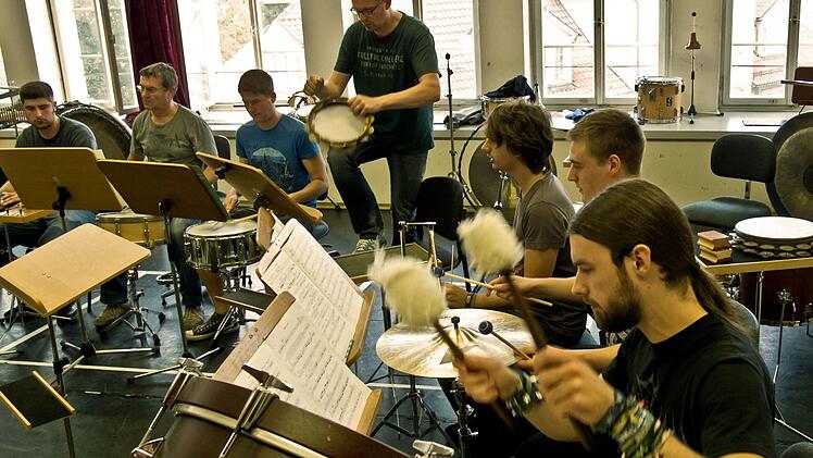 Probenarbeit: Die Schlagzeuggruppe des Landestheaters wird beim Sinfoniekonzert am Montag von Schülern der Kronacher Berufsfachschule für Musik unterstützt. Auf dem Programm: Werke von Alexander Skrjabin, Unsuk Chin und Maurice Ravel. Foto: Jochen Berger