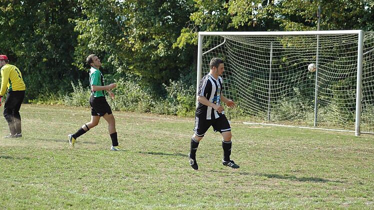 Szene aus dem Spiel der SG Albertshausen (in Schwarz-weiß) gegen die SG Oberbach (2:1). Foto: Sebastian Schmitt