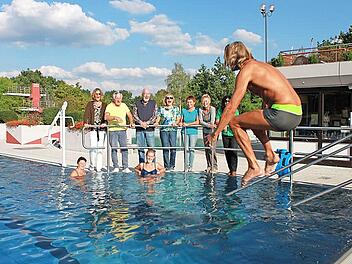 Die Leidenschaft für das Schwimmen verbindet die Stammgäste des Schwimmbads. Foto: Tina Meier