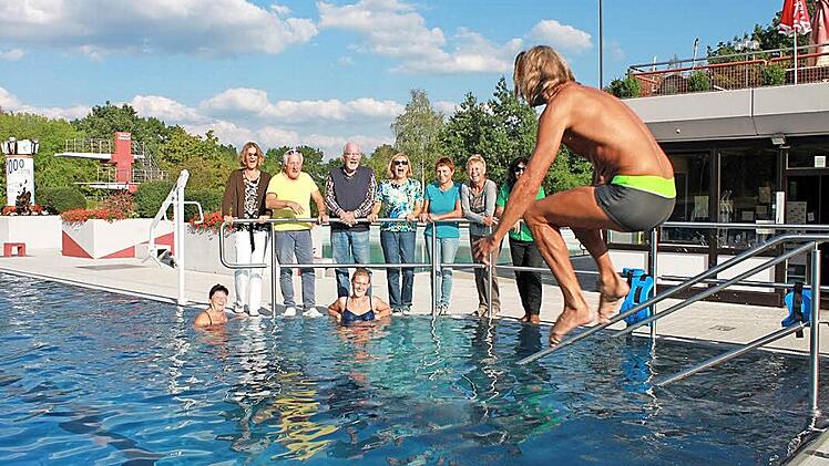 Die Leidenschaft für das Schwimmen verbindet die Stammgäste des Schwimmbads. Foto: Tina Meier