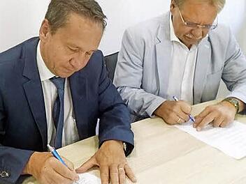 Die Bürgermeister Norbert Gräbner (Marktrodach) und Wolfgang Beiergrößlein (Stadt Kronach) unterzeichnen die Kooperationsvereinbarung für ihre Freibäder. Foto: K.-H. Hofmann
