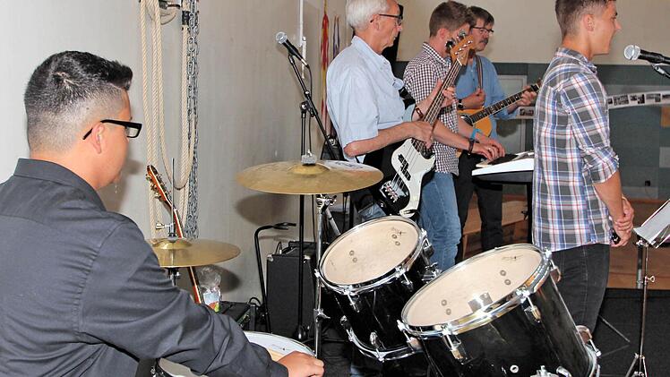 Abschlussfeier der 9. und 10. Klassen der Freiherr-von-Lutz-Mittelschule. Foto: Dieter Britz