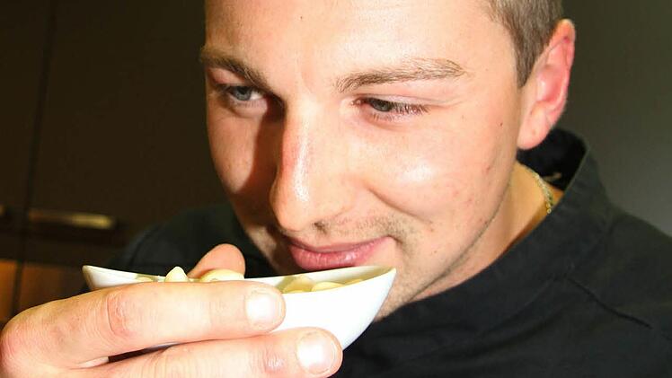 Koch Andreas Schulz von der Zunftstube schmeckte nicht nur, sondern schnupperte auch. Foto: Sonny Adam