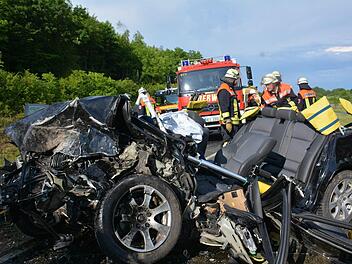 Nur noch zu erahnen ist die ursprüngliche Form des einen Fahrzeuges beim Unfall bei Großeibstadt. Foto: Hanns Friedrich