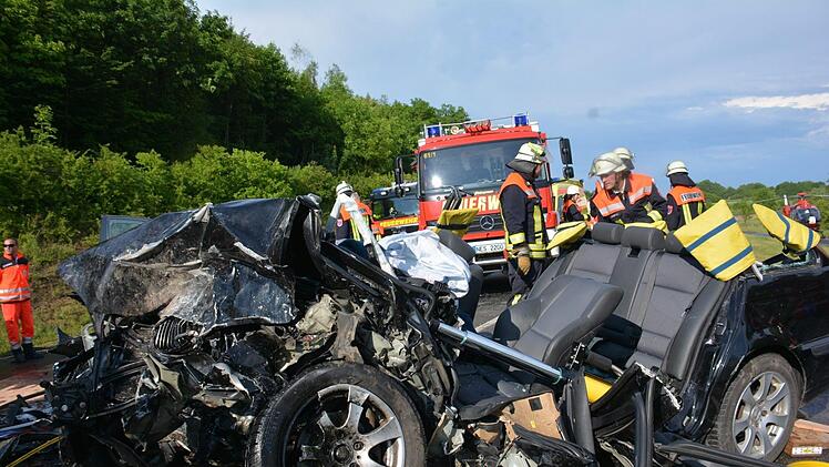 Nur noch zu erahnen ist die ursprüngliche Form des einen Fahrzeuges beim Unfall bei Großeibstadt. Foto: Hanns Friedrich