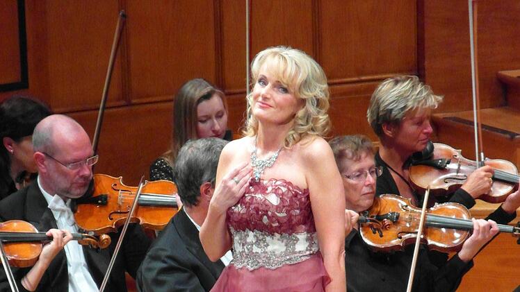 Auf der Bühne ein Star, im normalen Leben ein Mensch zum Anfassen: Iva Simon. Sie organisiert derzeit den Operettenzauber 2017.  Fotos: Susanne Will