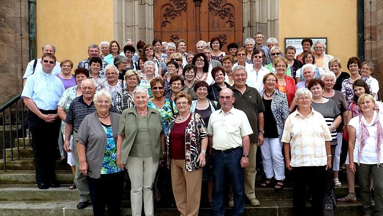 Der Frauenbund (mit Anhang) besuchte 2012 den ehemaligen Pfarrer Holger Fiedler in Hof . Foto: privat