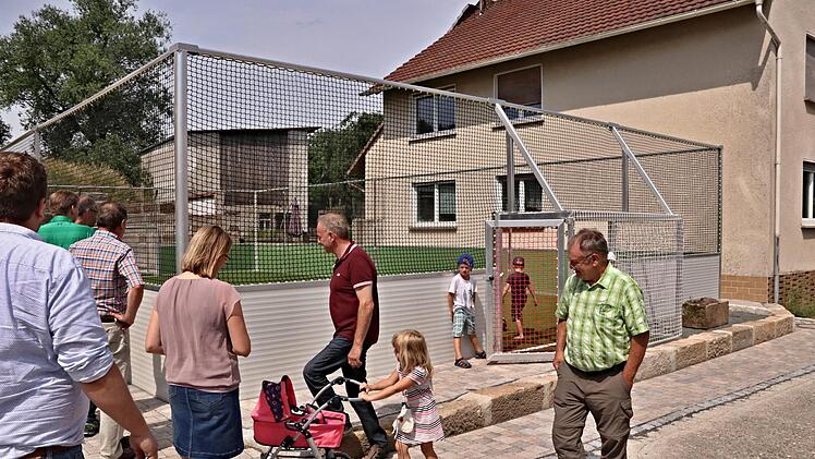Der Bauausschuss besichtigte in Eckartshausen unter anderem das eingezäunte Spielfeld.H. Will