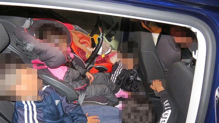 Fünf Kinder auf drei Plätzen, nicht alle waren angeschnallt: Die Polizei in Dortmund traute ihren Augen nicht. Der Hammer: Zuvor hatte sich der Fahrer eine Verfolgungsjagd mit den Beamten geliefert - mit 190 km/h! Foto: Polizei Dortmund