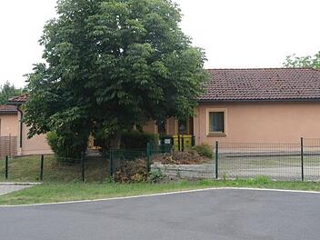 Der Kindergarten St. Franziskus Rothenkirchen wird im nördlichen Bereich durch einen Anbau um rund 200 Quadratmeter erweitert. Die Parkplätze rechts im Vordergrund werden dann überbaut. Foto: Karl-Heinz Hofmann
