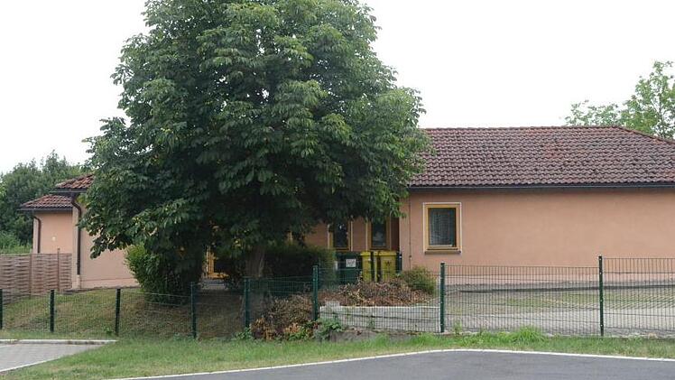 Der Kindergarten St. Franziskus Rothenkirchen wird im nördlichen Bereich durch einen Anbau um rund 200 Quadratmeter erweitert. Die Parkplätze rechts im Vordergrund werden dann überbaut. Foto: Karl-Heinz Hofmann