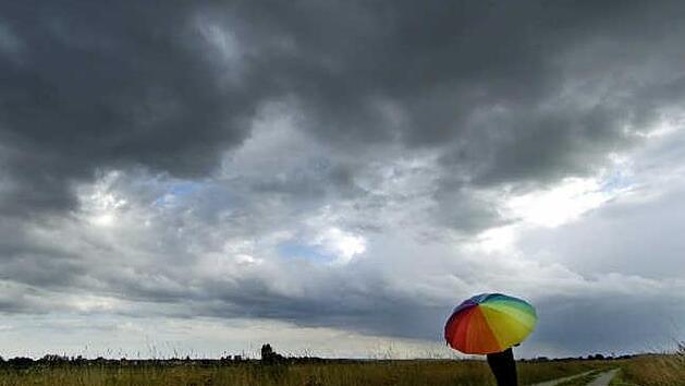 Nach den hei&szlig;en Tage im Juni und Juli schenkt uns der Sommer im August bis dato kein Badewetter mehr. Symbolbild: Armin Weigel dpa/lby