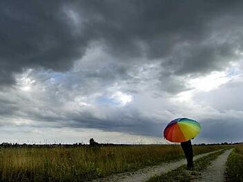 Nach den heißen Tage im Juni und Juli schenkt uns der Sommer im August bis dato kein Badewetter mehr. Symbolbild: Armin Weigel dpa/lby
