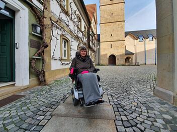 Am Ende des barrierefreien Pflasters: Für die Baunacher Stadträtin Sabine Saam sind das unregelmäßige Pflaster und die schwere Kirchentür Barrieren auf dem Weg ins Gotteshaus.  Foto: Sebastian Schanz