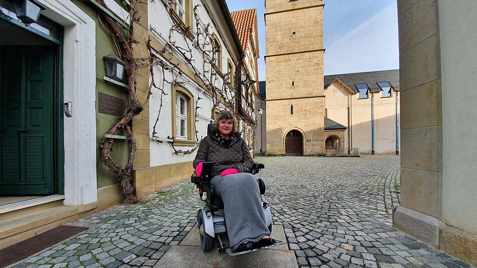 Am Ende des barrierefreien Pflasters: Für die Baunacher Stadträtin Sabine Saam sind das unregelmäßige Pflaster und die schwere Kirchentür Barrieren auf dem Weg ins Gotteshaus.  Foto: Sebastian Schanz
