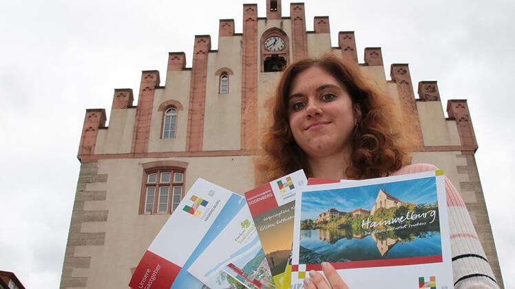 Jede Menge Prospekte weisen auf die Schönheiten der Stadt Hammelburg und der Region drumherum hin. Verena Dotzel, seit einem Jahr Leiterin der Tourist-Info, zeigt einige davon. Foto: Ralf Ruppert