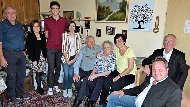 90. Geburtstag feierte Anna Hager. Im Bild (von links) Schwiegersohn R&uuml;diger K&ouml;hler, stellvertretende Landr&auml;tin Christina Flauder, Enkeltochter Ramona mit Ehemann Johannes Newald, Anton und Anna Hager, Tochter Renate K&ouml;hler, Stadtpfarrer Hans Roppelt und OB Ingo Lehmann.  Foto: Werner Rei&szlig;aus