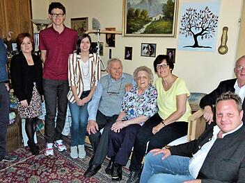 90. Geburtstag feierte Anna Hager. Im Bild (von links) Schwiegersohn Rüdiger Köhler, stellvertretende Landrätin Christina Flauder, Enkeltochter Ramona mit Ehemann Johannes Newald, Anton und Anna Hager, Tochter Renate Köhler, Stadtpfarrer Hans Roppelt und OB Ingo Lehmann.  Foto: Werner Reißaus