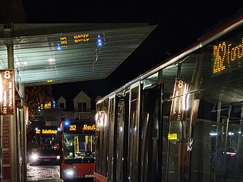 Diesel-Stadtbusse am Forchheimer Bahnhof.  Die Mobilität der Zukunft wird im Landkreis noch nicht erlebbar. Foto: Ronald Heck