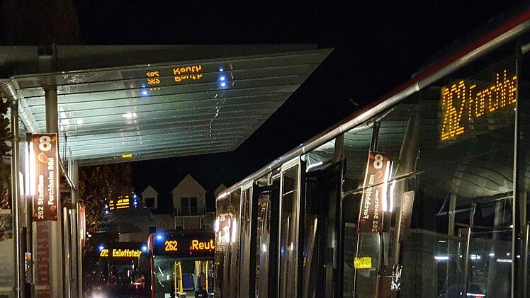 Diesel-Stadtbusse am Forchheimer Bahnhof.  Die Mobilität der Zukunft wird im Landkreis noch nicht erlebbar. Foto: Ronald Heck
