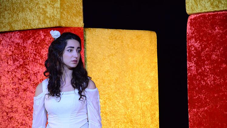 Nina Niknafs als Emilia Galotti. Foto: Gerhild Ahnert