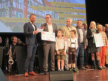 Moderator Jürgen Gläser (l.) gratulierte und interviewte Bürgermeister René Gerner zur Silberauszeichnung bei Wettbewerb "Unser Dorf hat Zukunft". Der Nachwuchs, Tom Gerner Und Emilian Luxem sowie Alt-Bürgermeister Peter Hart nahmen den Preis stol...