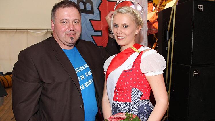 Die erste Hallerndorfer Bierkönigin Katharina Eichinger wird von Georg Rittmayer gekrönt.