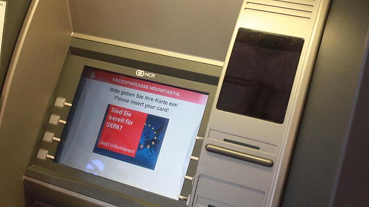 Die Kamera im Geldautomaten versteckt sich rechts oben.