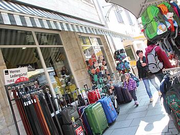 Axel Dorsch wird im April seine Koffer packen und die Kunden in der Hauptstraße mit einem völlig anderen Angebot überraschen. Foto: Oswald