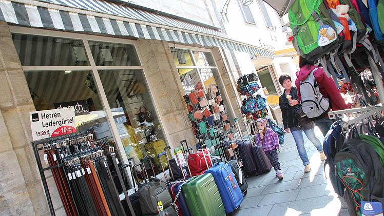 Axel Dorsch wird im April seine Koffer packen und die Kunden in der Hauptstraße mit einem völlig anderen Angebot überraschen. Foto: Oswald