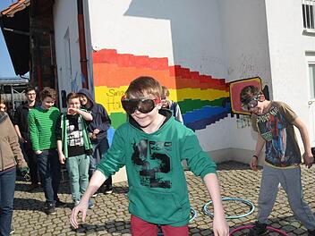 Sehr unsicher sind Stefan Gerber (vorne links) und Siegfried Körner (rechts) mit ihrer Rauschbrille, die den Blick vernebelt und den Boden unter den Füßen wanken und schwanken lässt. Links Claudia Schedel- Moeller vom ASD im Landratsamt Kronach.  Foto: Karl-Heinz Hofmann