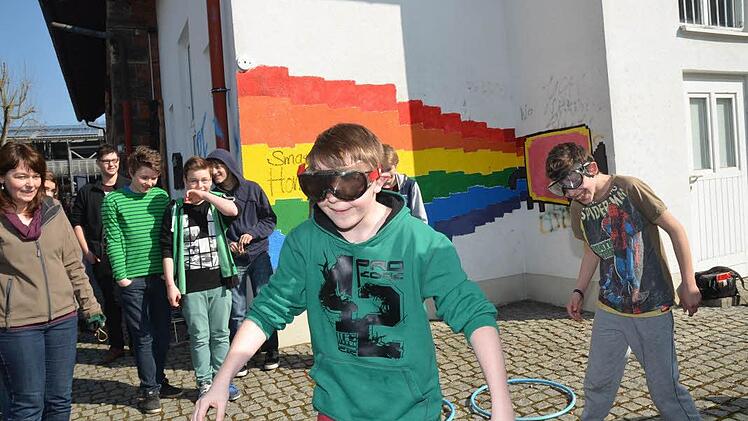 Sehr unsicher sind Stefan Gerber (vorne links) und Siegfried Körner (rechts) mit ihrer Rauschbrille, die den Blick vernebelt und den Boden unter den Füßen wanken und schwanken lässt. Links Claudia Schedel- Moeller vom ASD im Landratsamt Kronach.  Foto: Karl-Heinz Hofmann