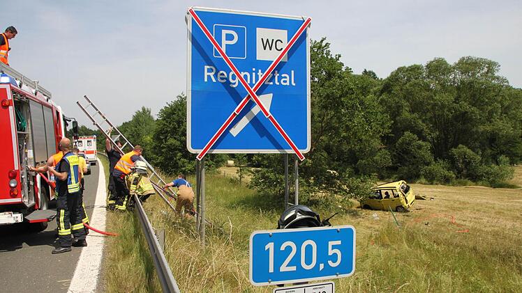 Ein Frau und ihr Enkel verletzten sich am Dienstag schwer, als dieser Kleinwagen von der A73 abkam und sich zwei Mal überschlug. Foto: Roepert