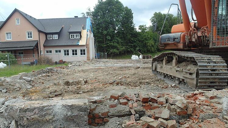 Nur noch Schutt und Steine der Grundmauer sind von der Kirche in Oberwildflecken übrig. Alles andere ist bereits dem Erdboden gleichgemacht. Foto: Helmut Raab